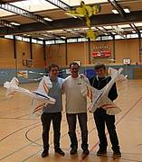 Drei Teilnehmer der Deutschen Meisterschaft im F3P mit zwei Acrophobias